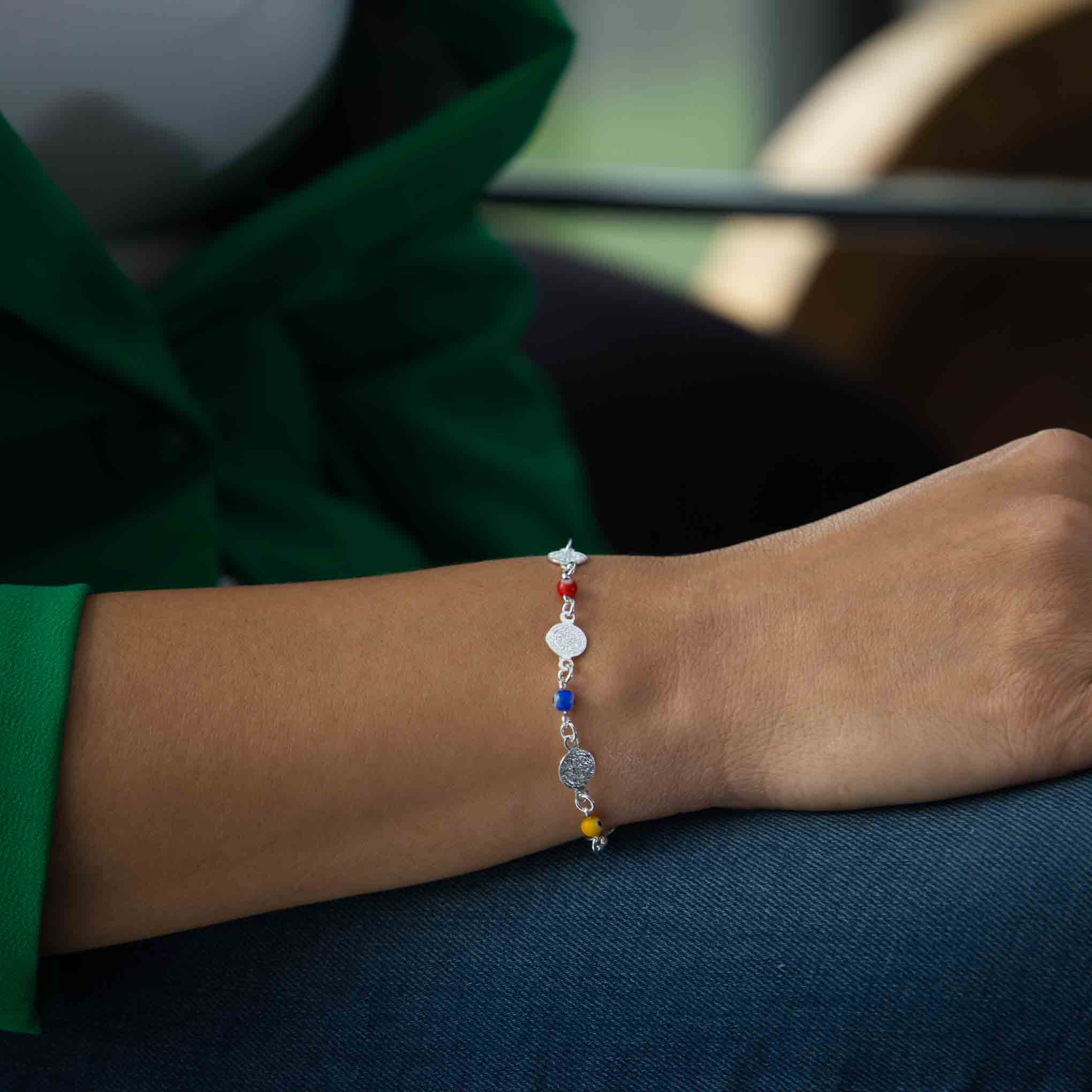 Pulsera de medallas de San Benito con ojitos