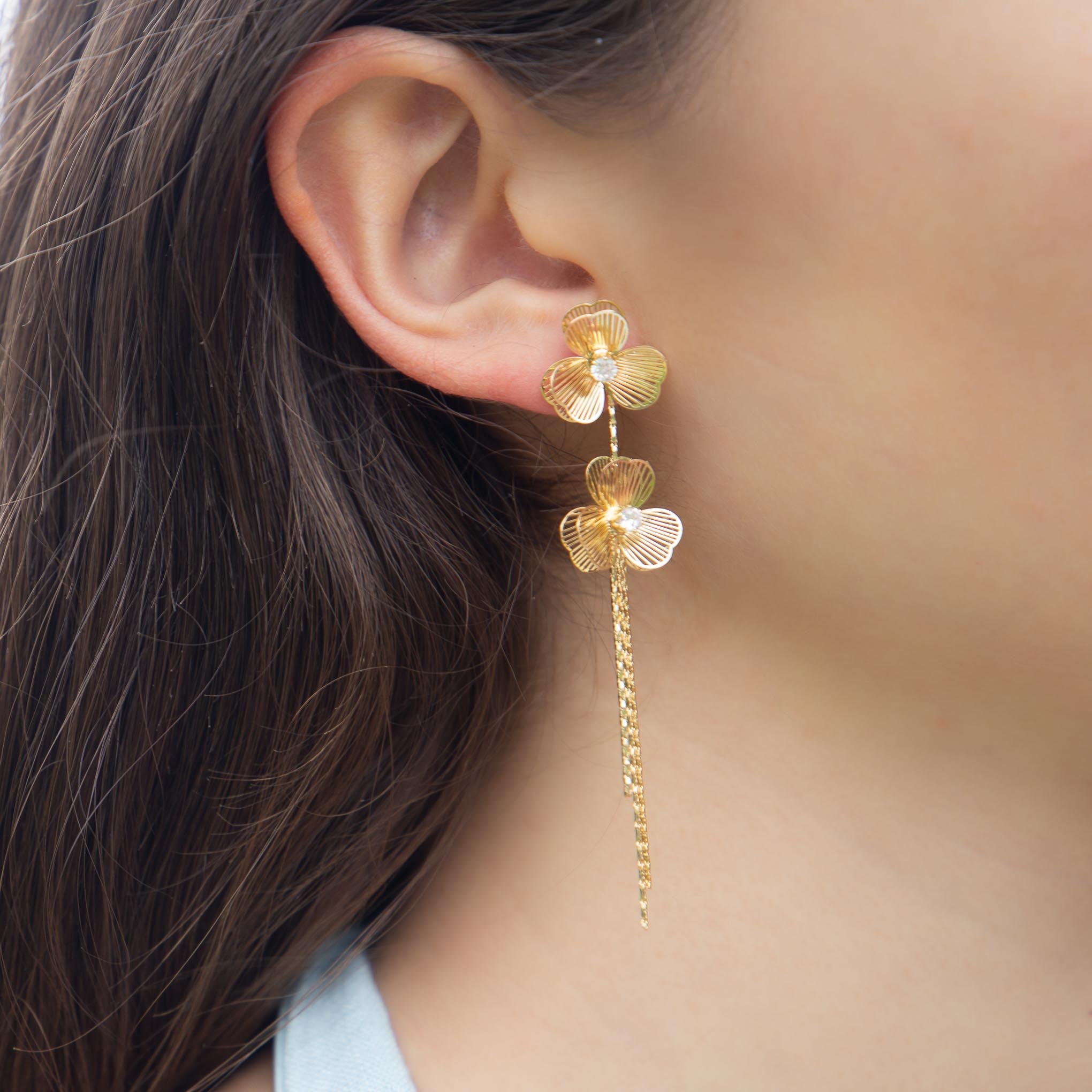 Aretes largos flores duo doradas 