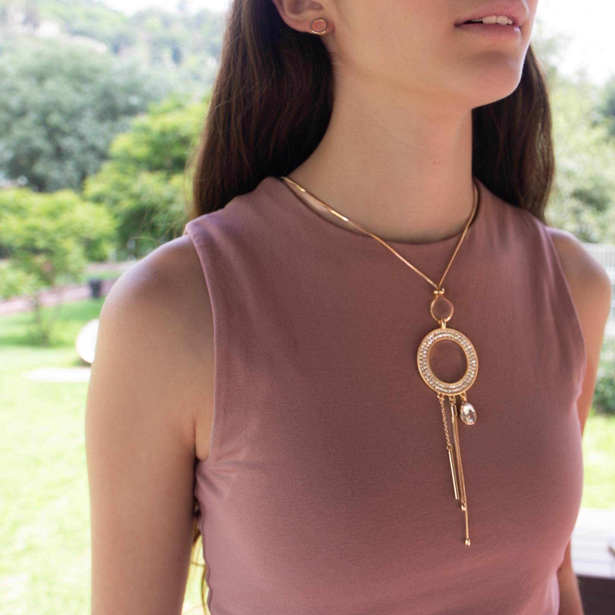 Collar aro dorado con dijes colgantes 