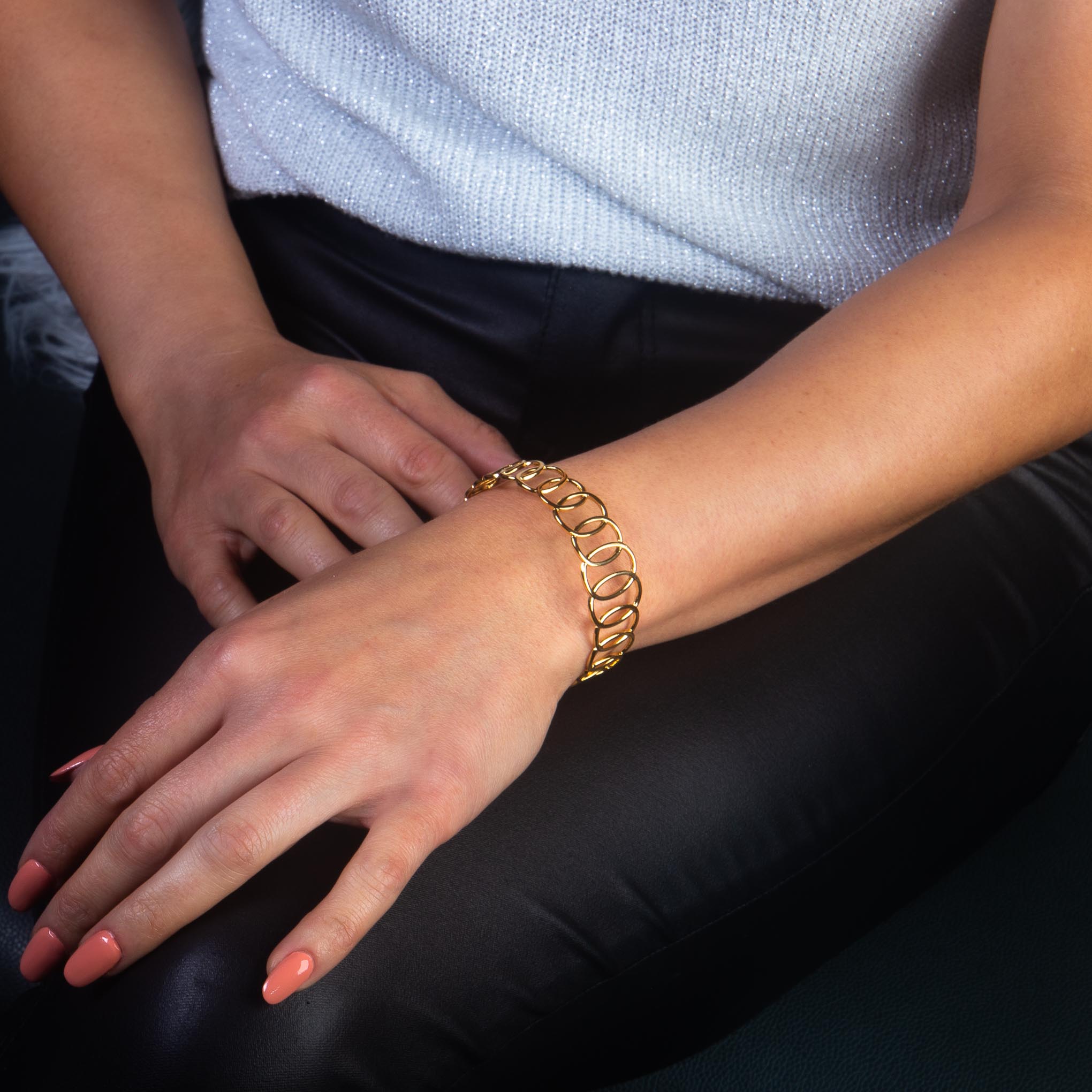 Brazalete ajustable dorado circulos entrelazados 