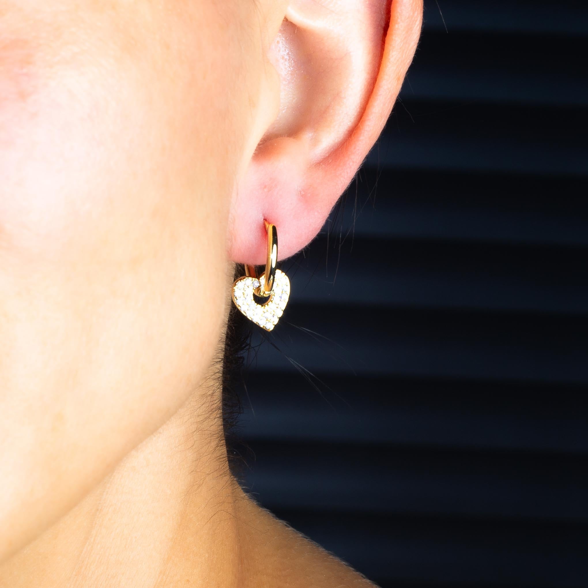 Aretes dorados corazón movimiento con zirconias 